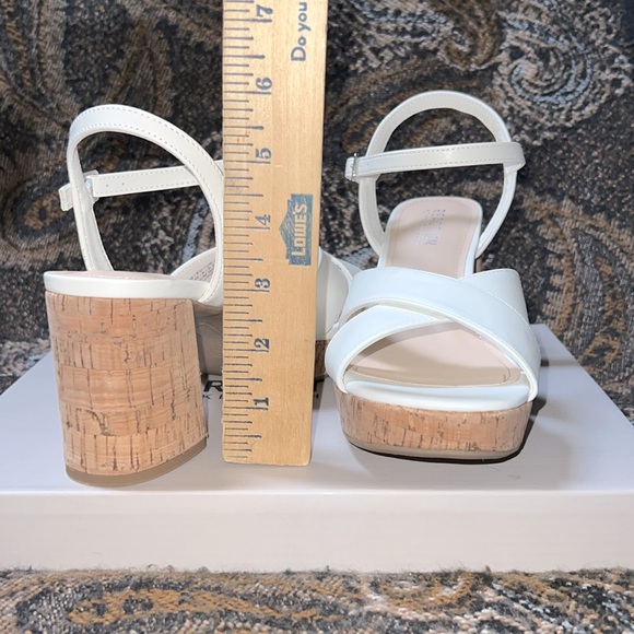 Kenneth Cole Reaction Reeva Platform
Sandal - Picture 2 of 4